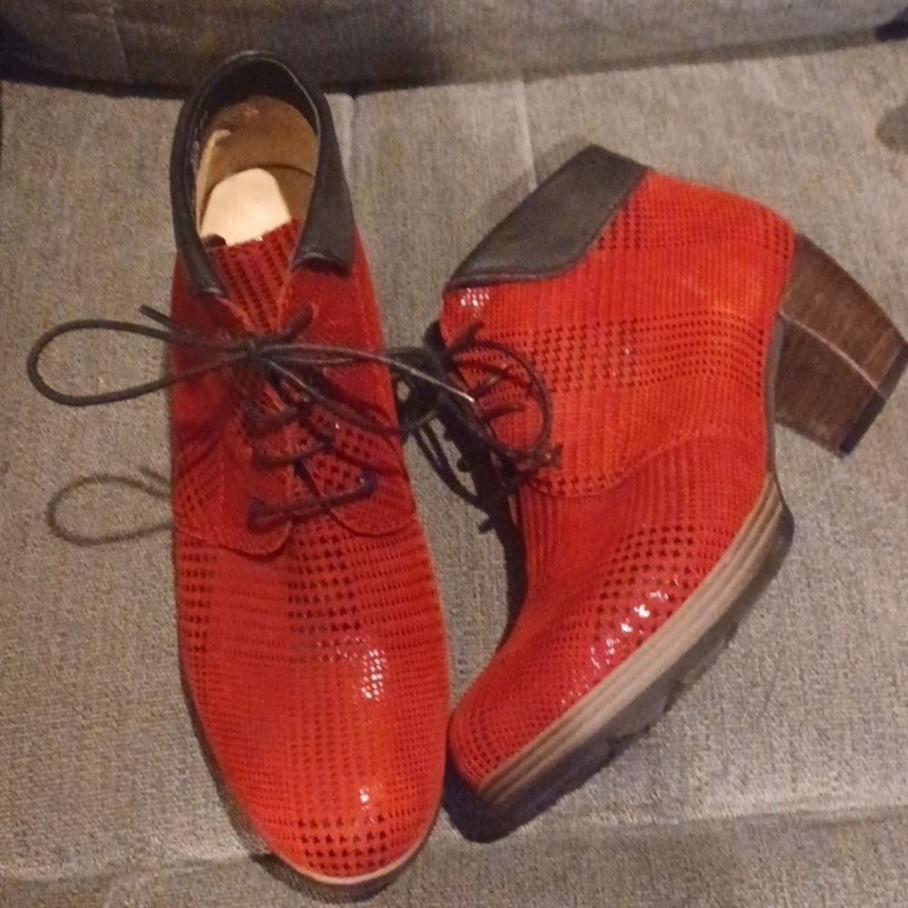 Wolky Stacked Red Platform Stacked Heeled Bootie w/Black Collar US 7.5 EU 38